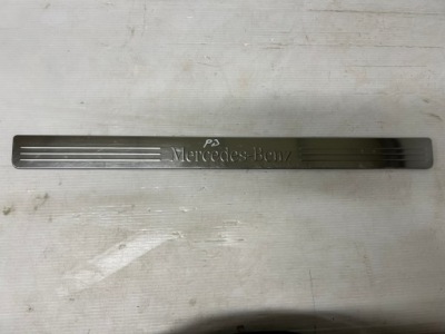 Молдинг накладка порог правый перед mercedes a2046800135 фото №1