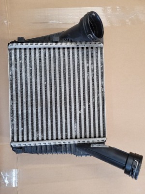 Правий інтеркулер audi q7 touareg 7p0145804a фото №1