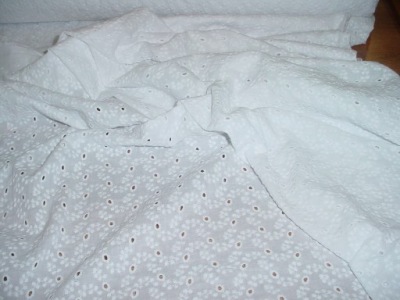 BAWEŁNA BATYST BIEL HAFT DZIURKI I LISTECZKI