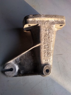 Mercedes w123w126 2,8 кронштейн двигуна r1102233004 фото №1