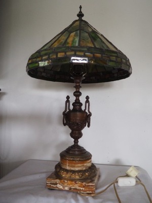 Piękna lampka pałacowa z witrażowym kloszem