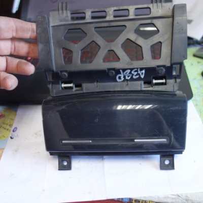 Попільничка перед audi a3 8p рестайлінг  8p0857951 1 фото №1