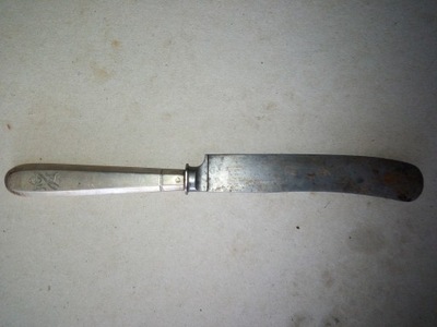 Srebrny nóż z monogramem