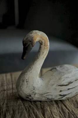 Łabędz z drewna dębowego rzeźba