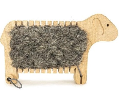 Bajo: drevené krosno ovca Weaving Sheep