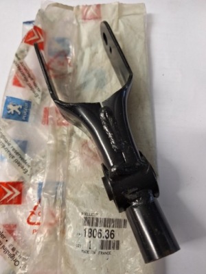 Кронштейн двигуна citroen peugeot оригінальний номер 180636 фото №1