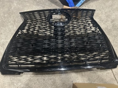 Решітка радіатора решітка радіатора lexus ux f-sport 53111-76150 фото №1