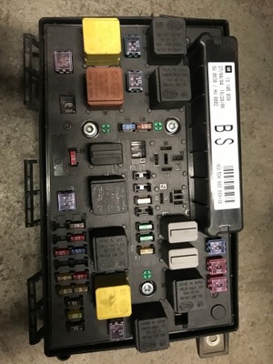 Коробка запобіжників opel 13145039 bs фото №1