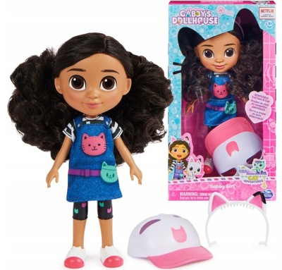 KOCI DOMEK GABI LALKA GABBY I AKCESORIA 20 CM CZAPKA Z DASZKIEM + OPASKA