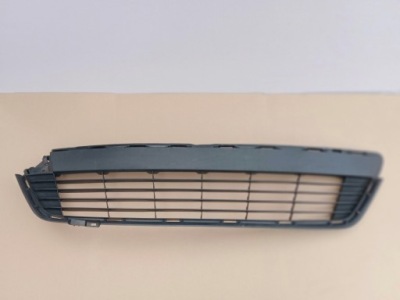 Toyota yaris 3 решётка средняя бампера перед фото №1