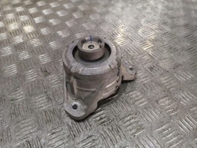 Mercedes кронштейн подушка двигуна w205 a2052407900 фото №1