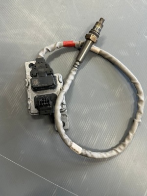 Volkswagen оригинальный номер 04l907805ce датчик nox... фото №1