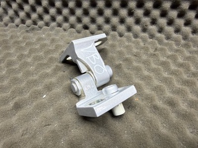 1k9833401e петля двері volkswagen golf vi оригінальний номер фото №1