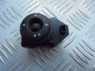 Панель регулювання дзеркал kia оригінальний номер 93530-j7200 фото №1