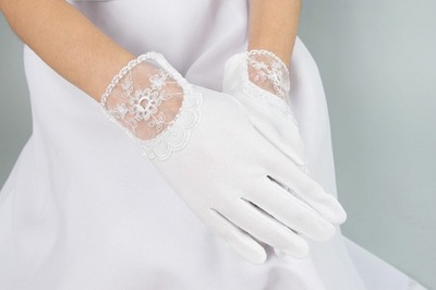 Białe rękawiczki komunijne