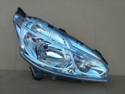 Peugeot 208 лампа права перед передня фото №1