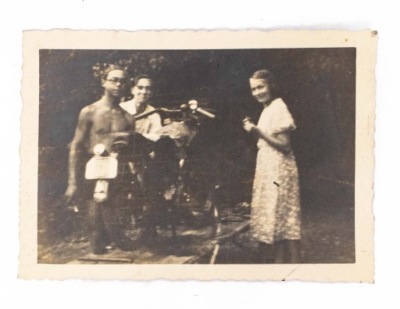 STARA FOTOGRAFIA - KOBIETA Z MĘŻCZYZNAMI, MOTOR, WISŁA 1938