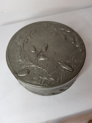 Szkatułka zdobiona cyną
