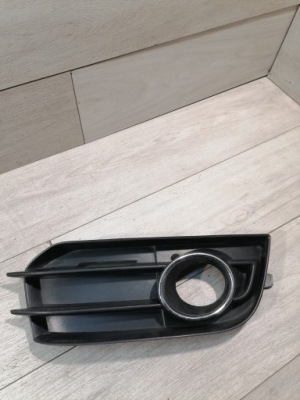 Audi a1 решітка бампер правий перед 8x0807682a фото №1