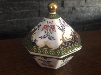 Porcelanowa bombonierka Spode