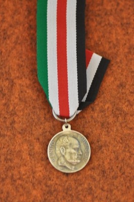 medal Mussolini ze wstążką