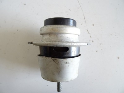 Audi vw подушка двигуна 7l8199131b фото №1