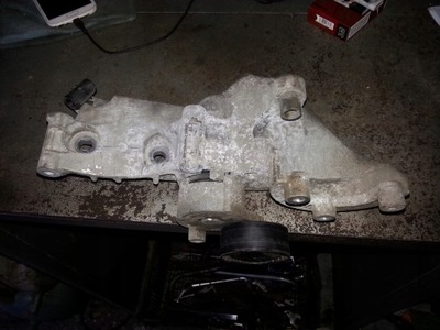 Renault clio iii modus 1.4 1.6 - кронштейн генератора фото №1