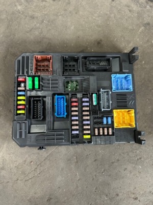 Opel corsa f коробка запобіжників 9830707680-00 фото №1