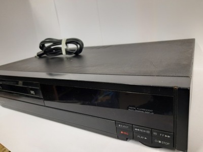 Magnetowid VHS Sanyo VHR-4100EE – retro sprzęt z lat 90.