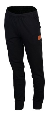 Chłopięce spodnie dresowe czarne naszywka Maja 170