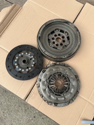 Зчеплення 415032010 колесо двомасовий citroen c4 c5 peugeot 307 407 607 2.0hdi фото №1