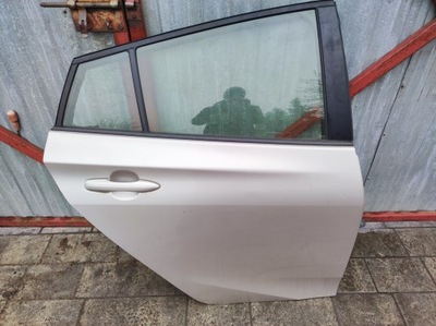 Двері праве задня задні toyota prius iv - poznan фото №1
