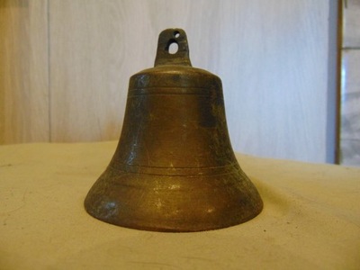 Przedwojenny mosiężny dzwonek,wys.8 cm.nr.9