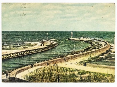 KOŁOBRZEG - WEJŚCIE DO PORTU Z WIDOKIEM NA MORZE 1964 PRL
