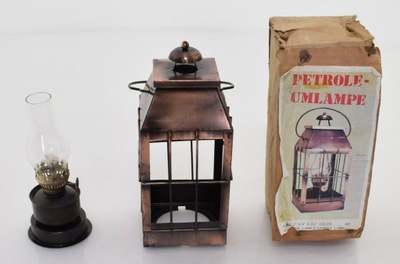 Stara lampa naftowa z połowy ubiegłego wieku.