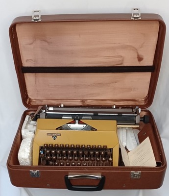 Maszyna do pisania Łucznik 1303 z dokumentami