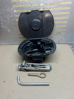 Vw polo 9n вкладыш колеса запасного домкрат ключ ушко 6q0011031d фото №1
