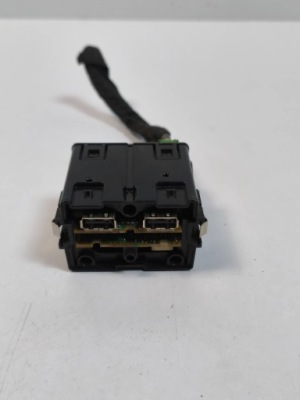 Audi a6 c7 роз'єм port aux usb 4g0035736 фото №1