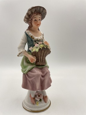 Porcelanowa figurka dziewczyna z koszem 21cm