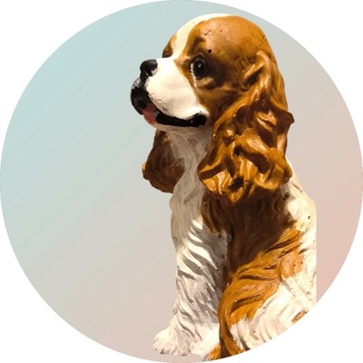 urna dla psa z figurką cavalier king charles spaniel pamiątka po psie