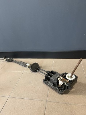 Peugeot 2008 домкрат вибірник важіль перемикання передач фото №1