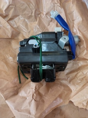 Замок кришки toyota rav4 69350-42111 фото №1