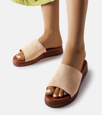 Beżowe ażurowe klapki na platformie 23518 38