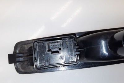 Кнопка керування вікон задніх лівих двері renault фото №1