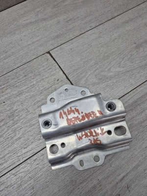 14644. defender ii кронштейн pas правый l8b2-101n00-ad фото №1