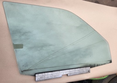 Скло з двері правий перед mercedes 190 w201 оригінальний номер фото №1