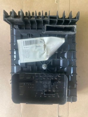 Коробка предохранителей volkswagen оригинальный номер 1k0937125d фото №1
