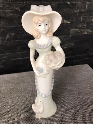 Porcelanowa figurka Dama z koszem