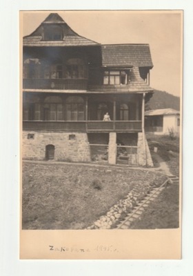 ZAKOPANE. Schronisko, kobieta na balkonie. Fot.: JAN ZWITEK - 1945