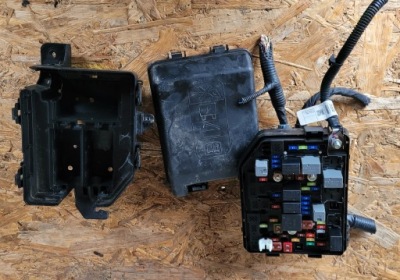 Коробка запобіжників opel karl 42559532 dd4 фото №1